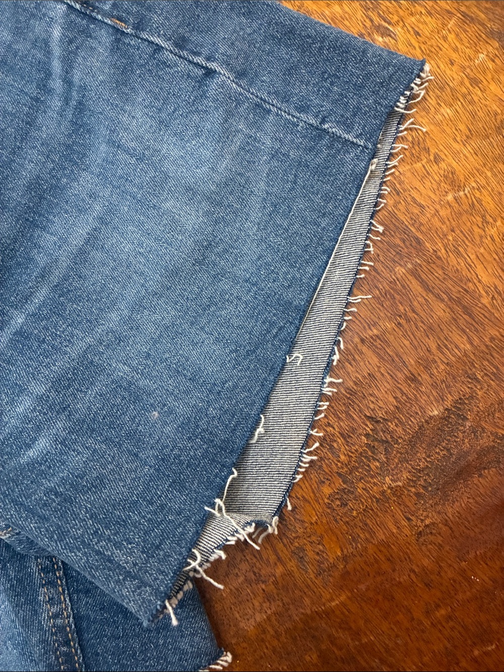 Old Navy Blue Denim Frayed-Hem Women's Shorts - Picture 6 of 6